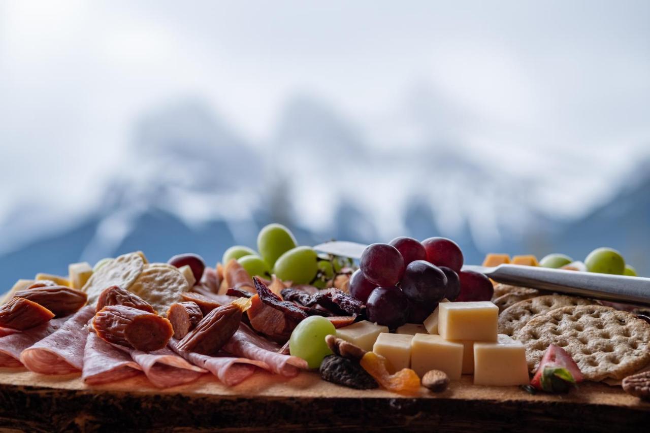 A Bear And Bison Country Inn Canmore Exteriör bild