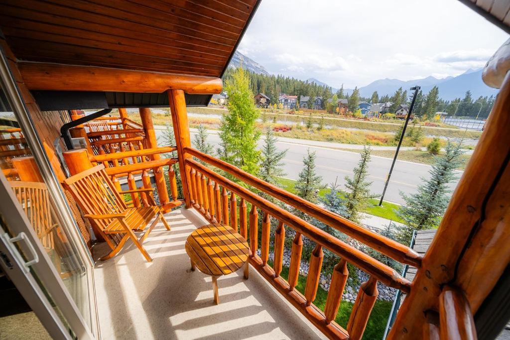 A Bear And Bison Country Inn Canmore Exteriör bild