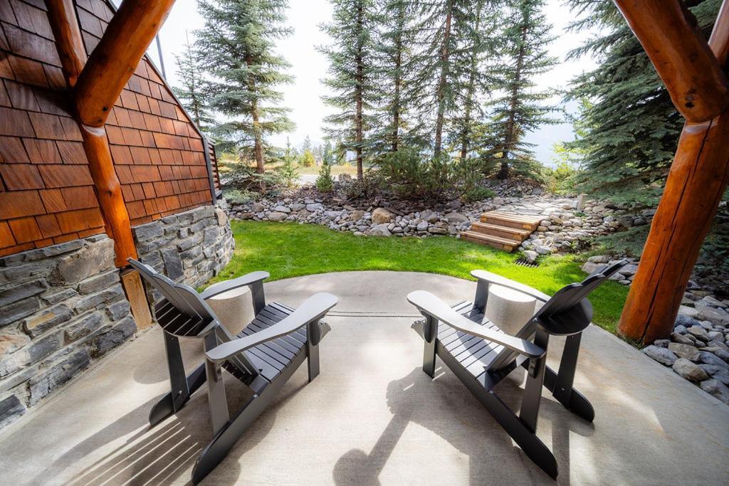 A Bear And Bison Country Inn Canmore Exteriör bild