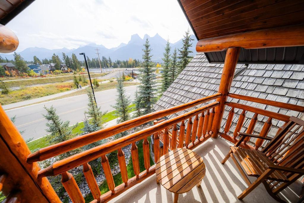 A Bear And Bison Country Inn Canmore Exteriör bild