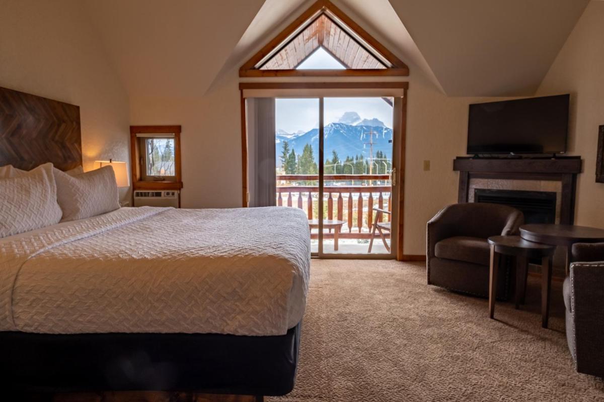 A Bear And Bison Country Inn Canmore Exteriör bild