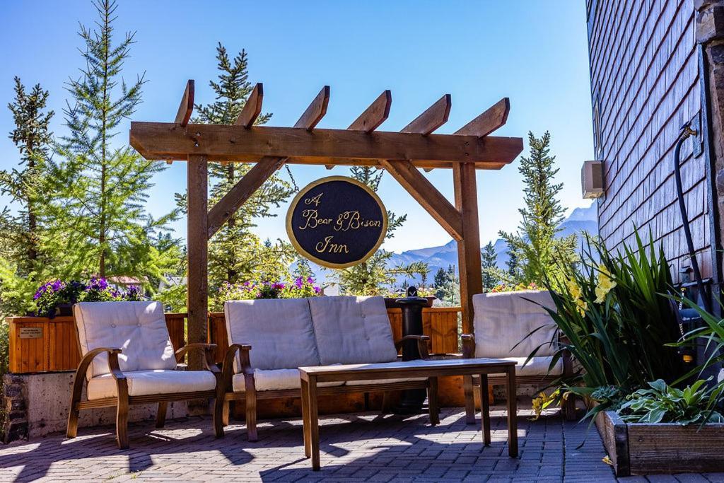 A Bear And Bison Country Inn Canmore Exteriör bild