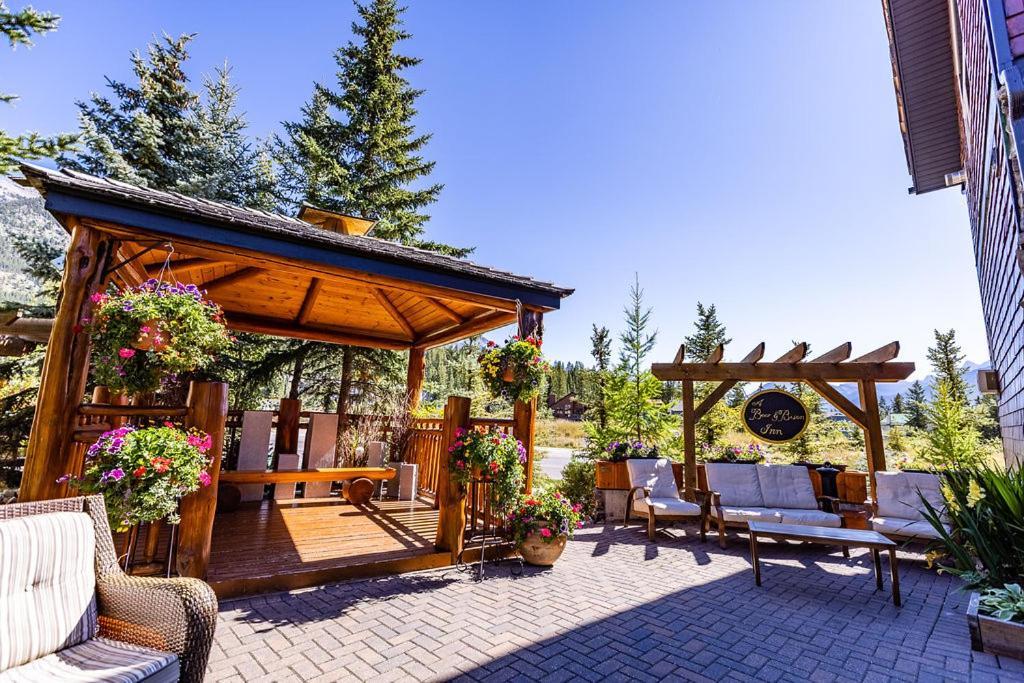 A Bear And Bison Country Inn Canmore Exteriör bild