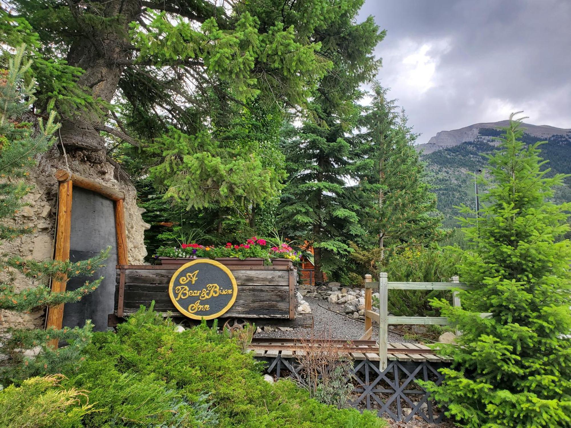 A Bear And Bison Country Inn Canmore Exteriör bild