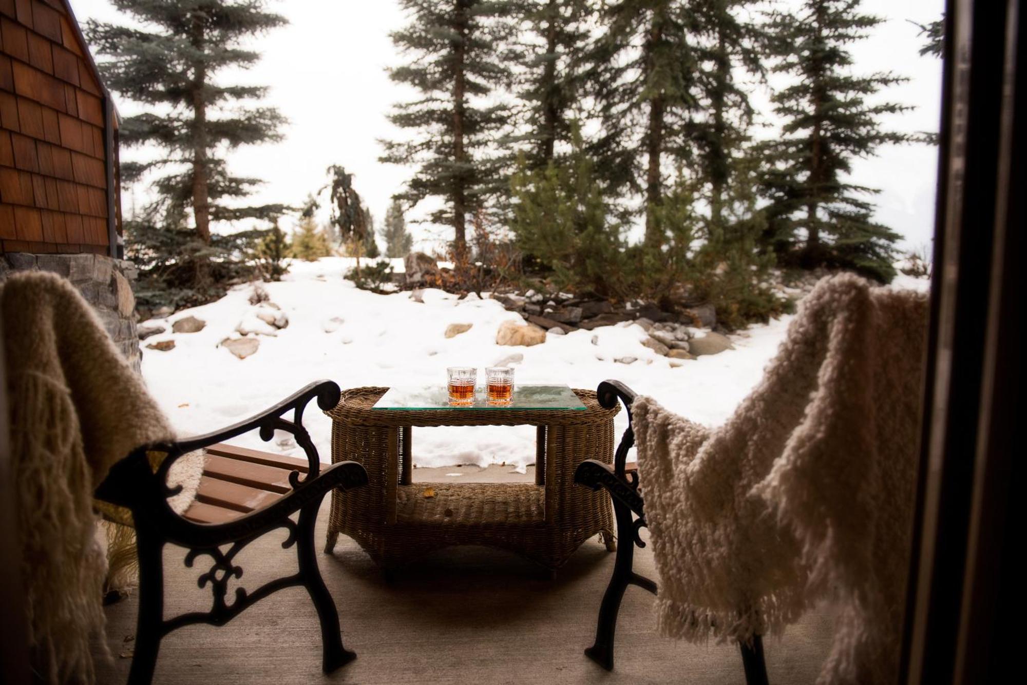 A Bear And Bison Country Inn Canmore Exteriör bild