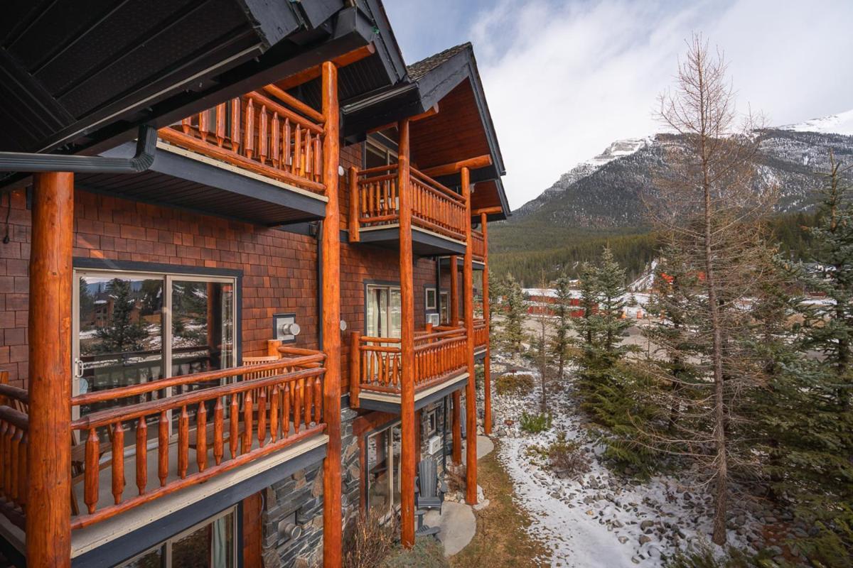 A Bear And Bison Country Inn Canmore Exteriör bild