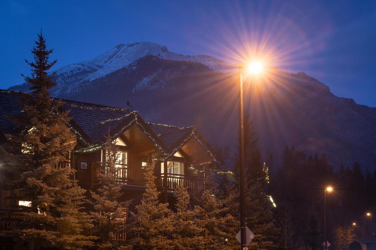 A Bear And Bison Country Inn Canmore Exteriör bild