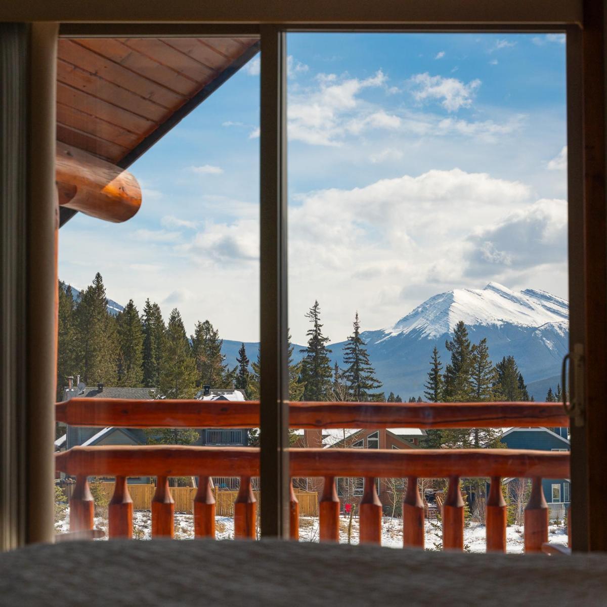 A Bear And Bison Country Inn Canmore Exteriör bild