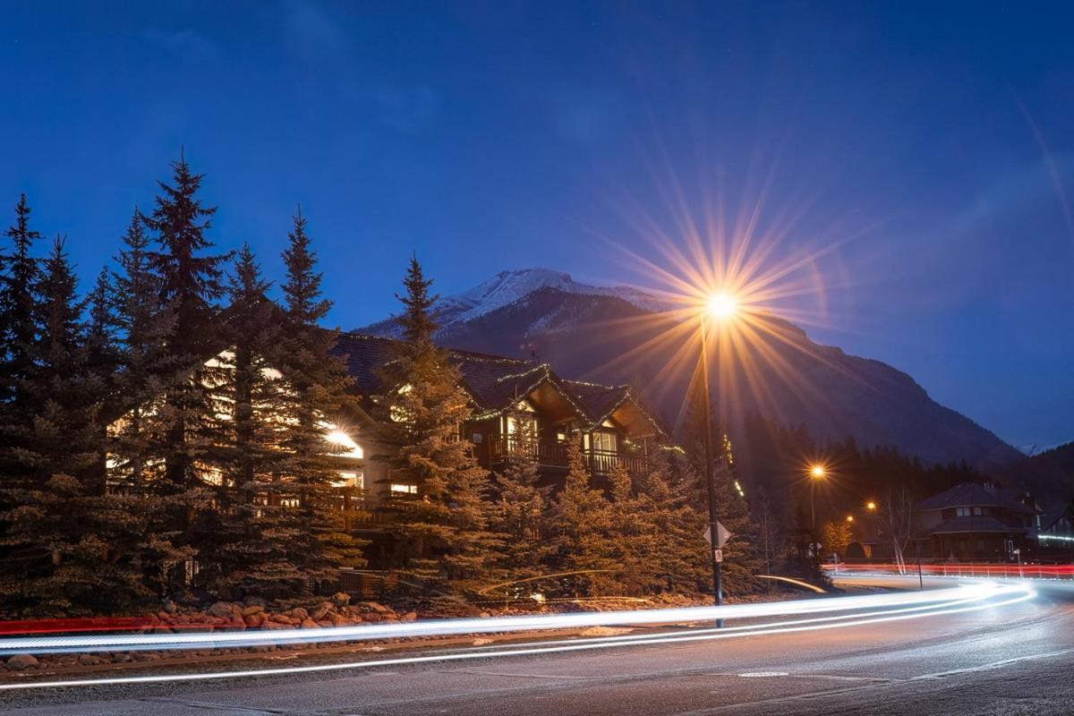 A Bear And Bison Country Inn Canmore Exteriör bild