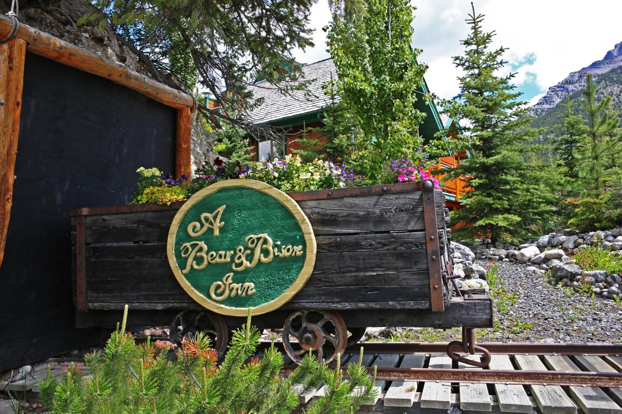 A Bear And Bison Country Inn Canmore Exteriör bild